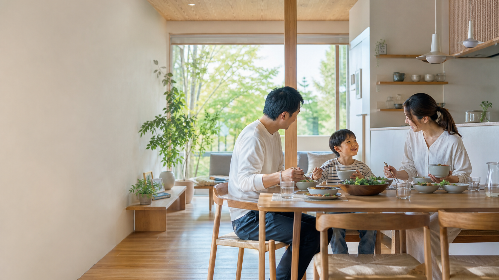明るい住まいで食卓を囲む家族